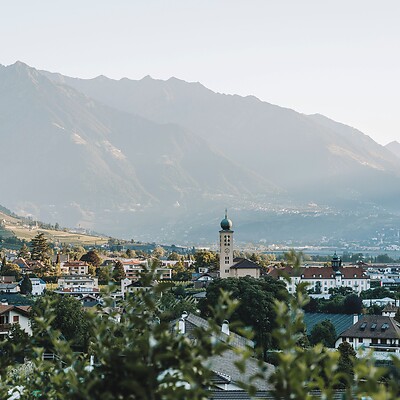 Ausblick über das Dorf Lana vom Brandis Waalweg