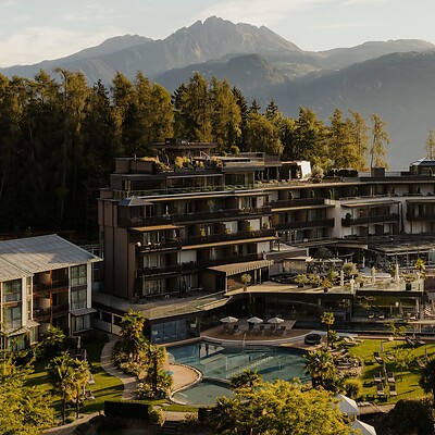 The current Alpiana between palms and mountains