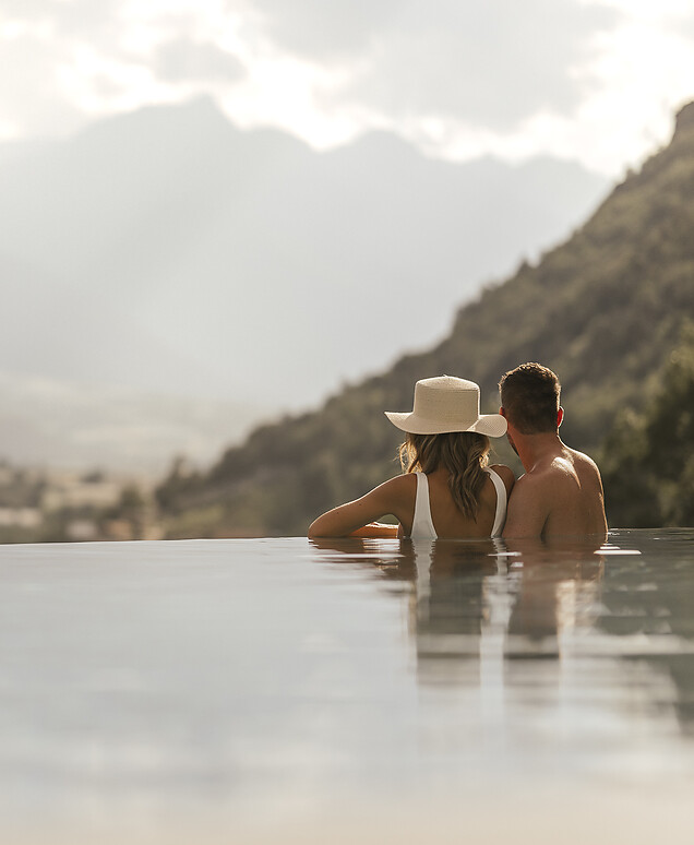 Frau und Mann im Sky Infinity Sport Pool