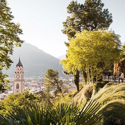 Tappeinerweg mit Blick über die Stadt Meran