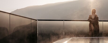 Frau steht im Sky Spa am Thermalwasserpool