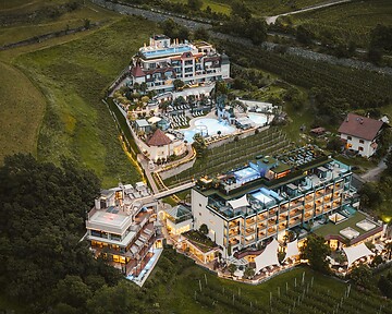 Hotelanlage bei Nacht in Naturns