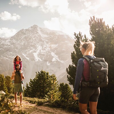 Familie bei Wanderung im Berg