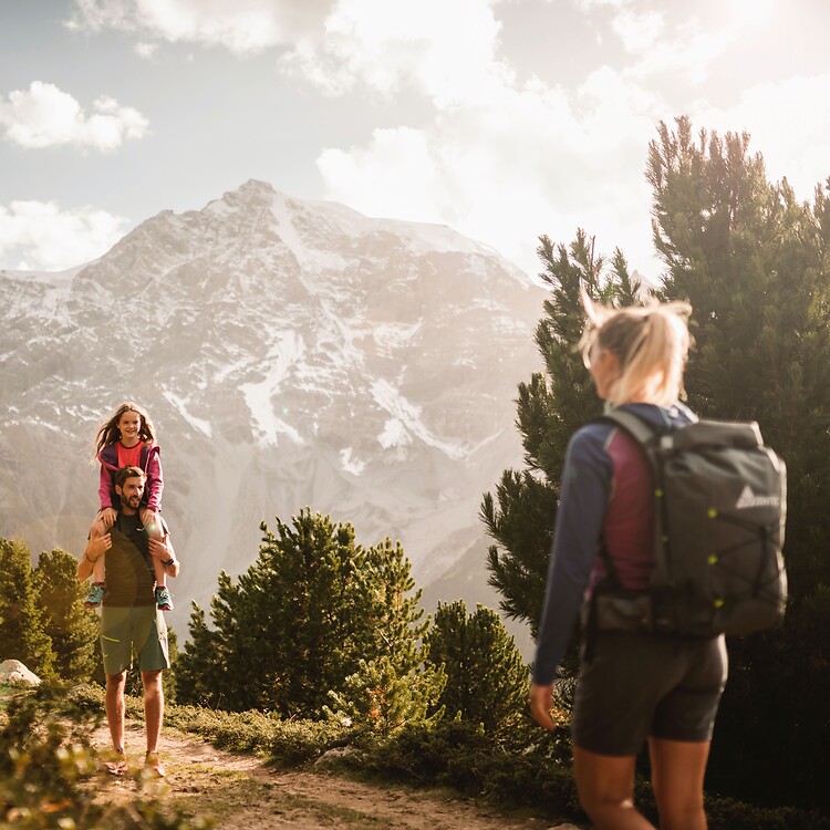 Familie bei Wanderung im Berg
