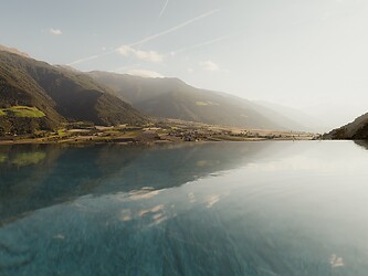 Sky-Infinity Sportpool mit Bergpanorama