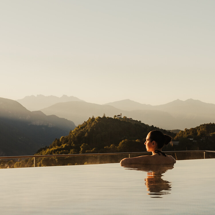 Frau im Infinity Sky Pool mit Dolomitenblick