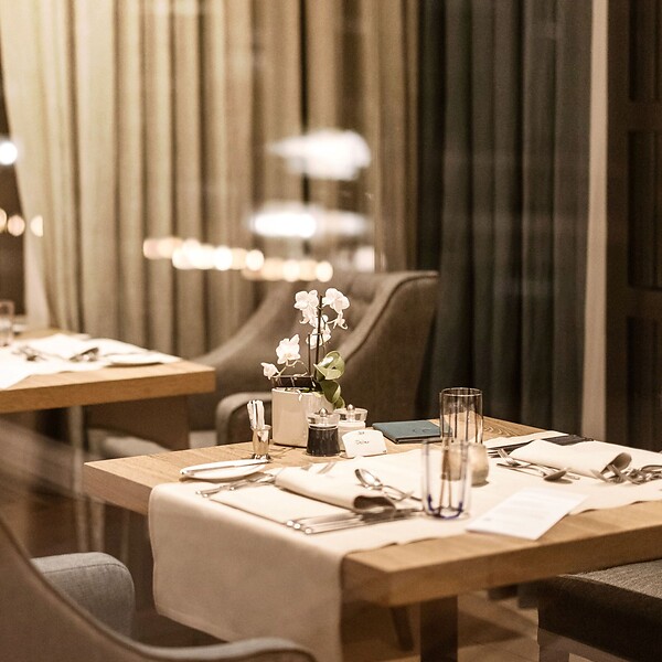 Modernes Hotelrestaurant in warmen Tönen