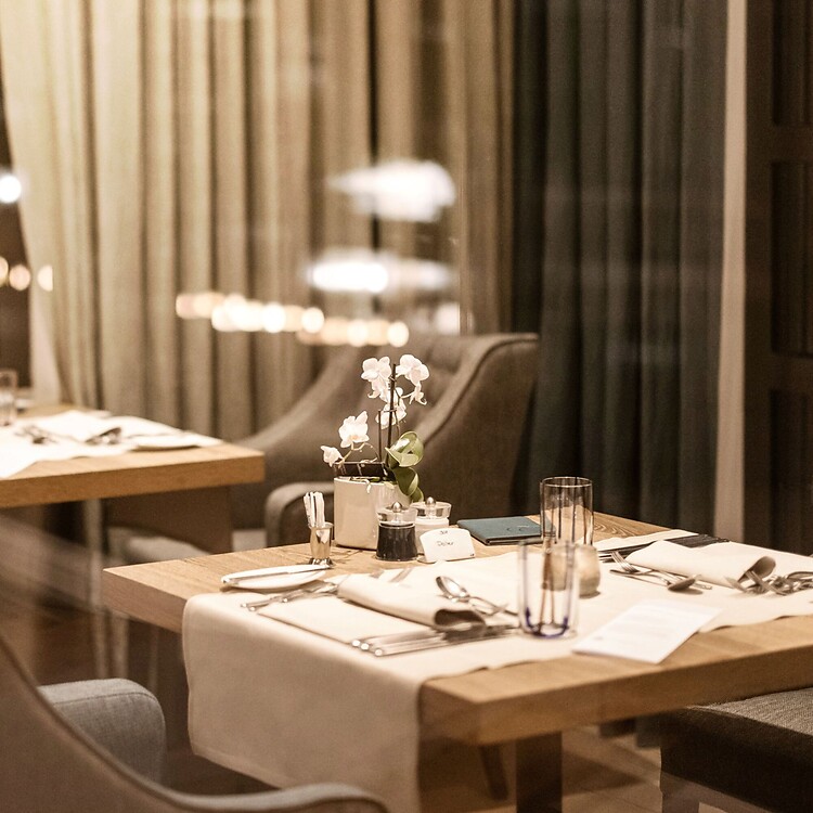 Modernes Hotelrestaurant in warmen Tönen