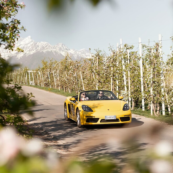 hotel hopping con porsche nei meleti fioriti dell'Alto Adige