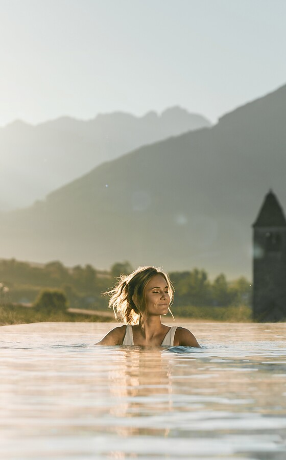 Frau im Sky Infinity Pool mit Aussicht