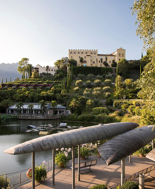 Castello Trauttmansdorff con giardini in fiore al tramonto