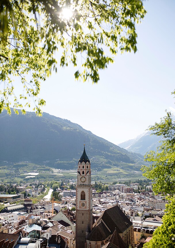 Kurstadt Meran mit Kirche vor Bergen