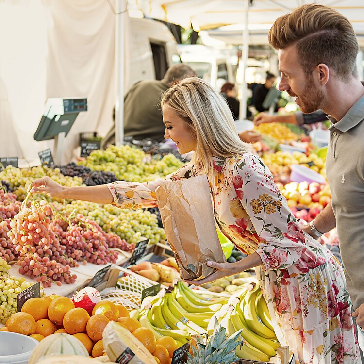 Frau und Mann in Meran beim Einkaufen auf dem wöchentlichen Markt
