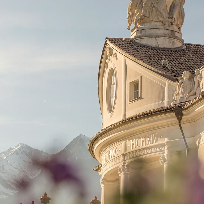 Kurhaus di Merano in primavera davanti alle cime innevate delle Alpi
