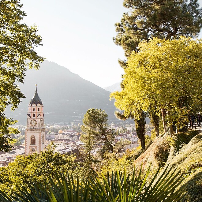 Panoramaweg über Meran mit Blick auf die Kurstadt und Berge