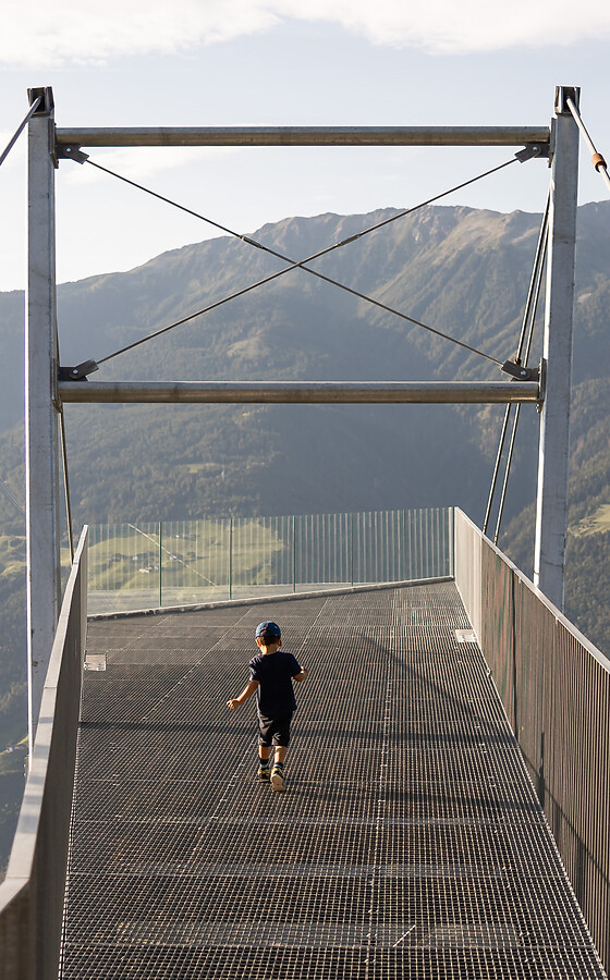 Junge auf Unterstell Aussichtsplattform mit Blick über Berge und Tal
