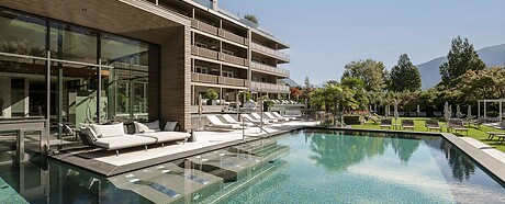 Familien-Outdoorpool mit Palmen und Bergblick