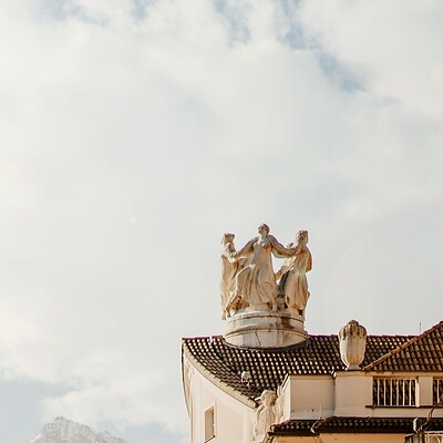 Das historische Kurhaus in Meran mit Kuppelbau.