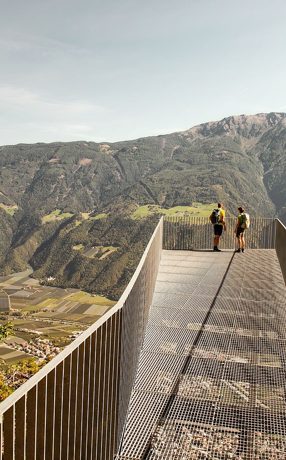 Uomo e donna sulla piattaforma panoramica Unterstell con vista sulla valle e sulle montagne
