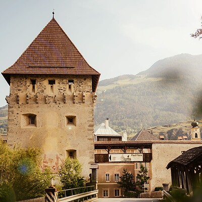 Torre delle mura medievali di Glorenza davanti alle montagne