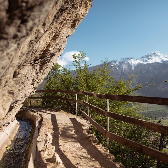 Waalweg con vista sulle cime innevate delle Alpi