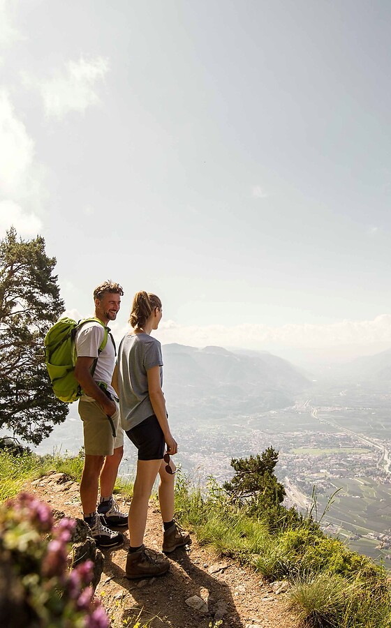 Frau und Mann bei Frühlingswanderung im Berg