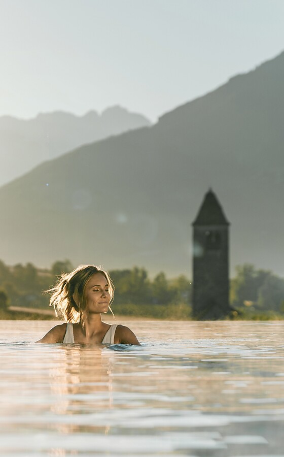 Frau im Sky Infinity Pool mit Aussicht