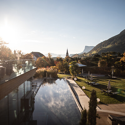Outdoor Infinity Pool und Hotelgarten im Herbst