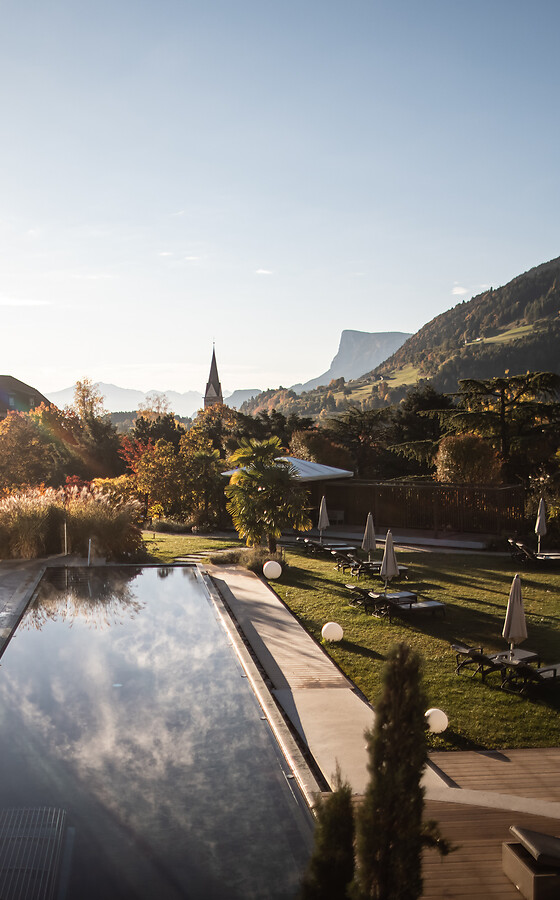 Outdoor Infinity Pool und Hotelgarten im Herbst