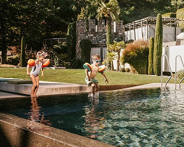 bambini giocano in piscina durante una vacanza in famiglia in Alto Adige