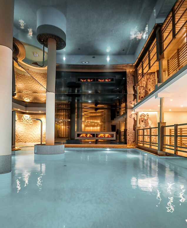 Indoorpool mit Thermalwasser und Ruheliegen