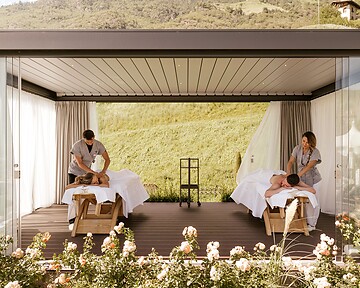 Frau und Mann im Garden Spa bei einer Massage