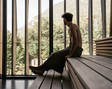 Mann in der Eventsauna mit Blick in den Garten