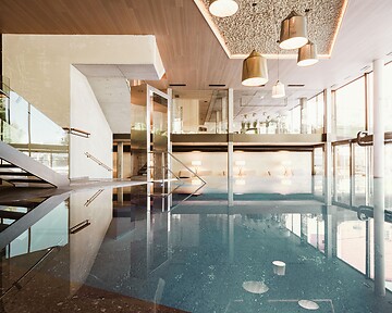 Indoor-Thermalwasserpool im Hotel Lindenhof