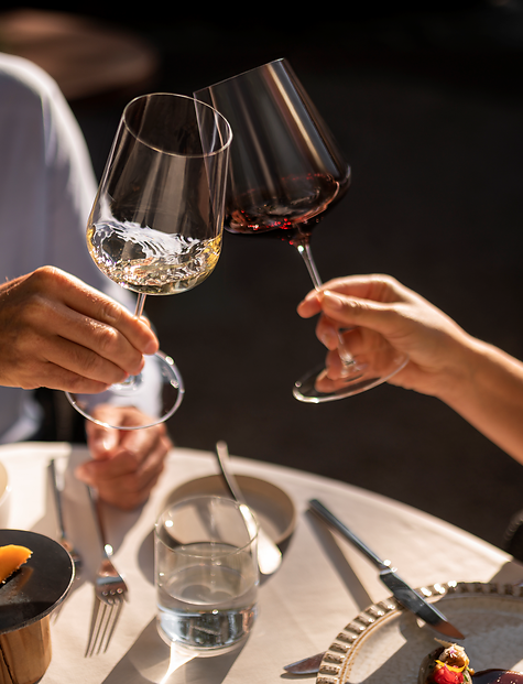 Mann und Frau genießen ein Glas Wein bei gutem Essen