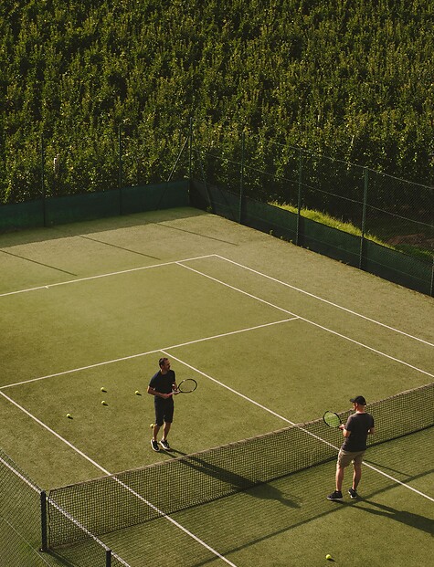 Hoteleigener Tennisplatz umgeben von Bergen