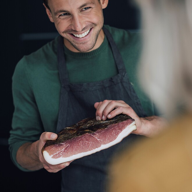 Bauer präsentiert Südtiroler Speck am Maktstand
