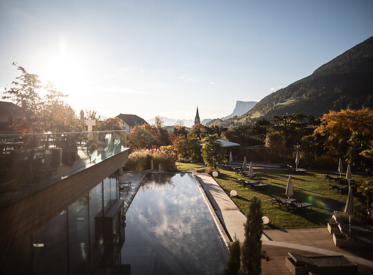 Outdoor Infinity Pool und Hotelgarten im Herbst